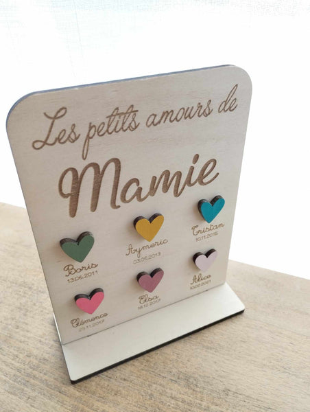 Pancarte "Les petits amours de Mamie" en bois naturel.