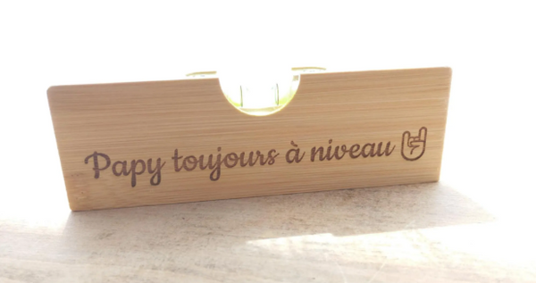 Niveau à bulle et Décapsuleur personnalisé en Bambou, idée cadeau parfaite pour la fête des Pères.
