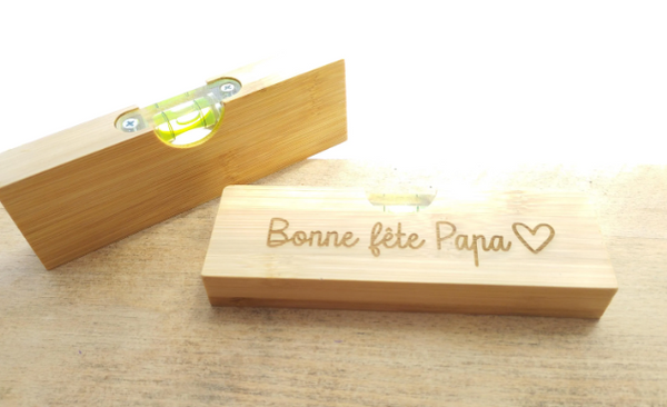 Niveau à bulle et Décapsuleur personnalisé en Bambou, idée cadeau parfaite pour la fête des Pères.
