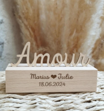 Lettrage "Amour" en bois sur socle en hêtre