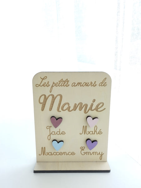 Pancarte "Les petits amours de Mamie" en bois naturel.