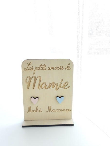 Pancarte "Les petits amours de Mamie" en bois naturel.