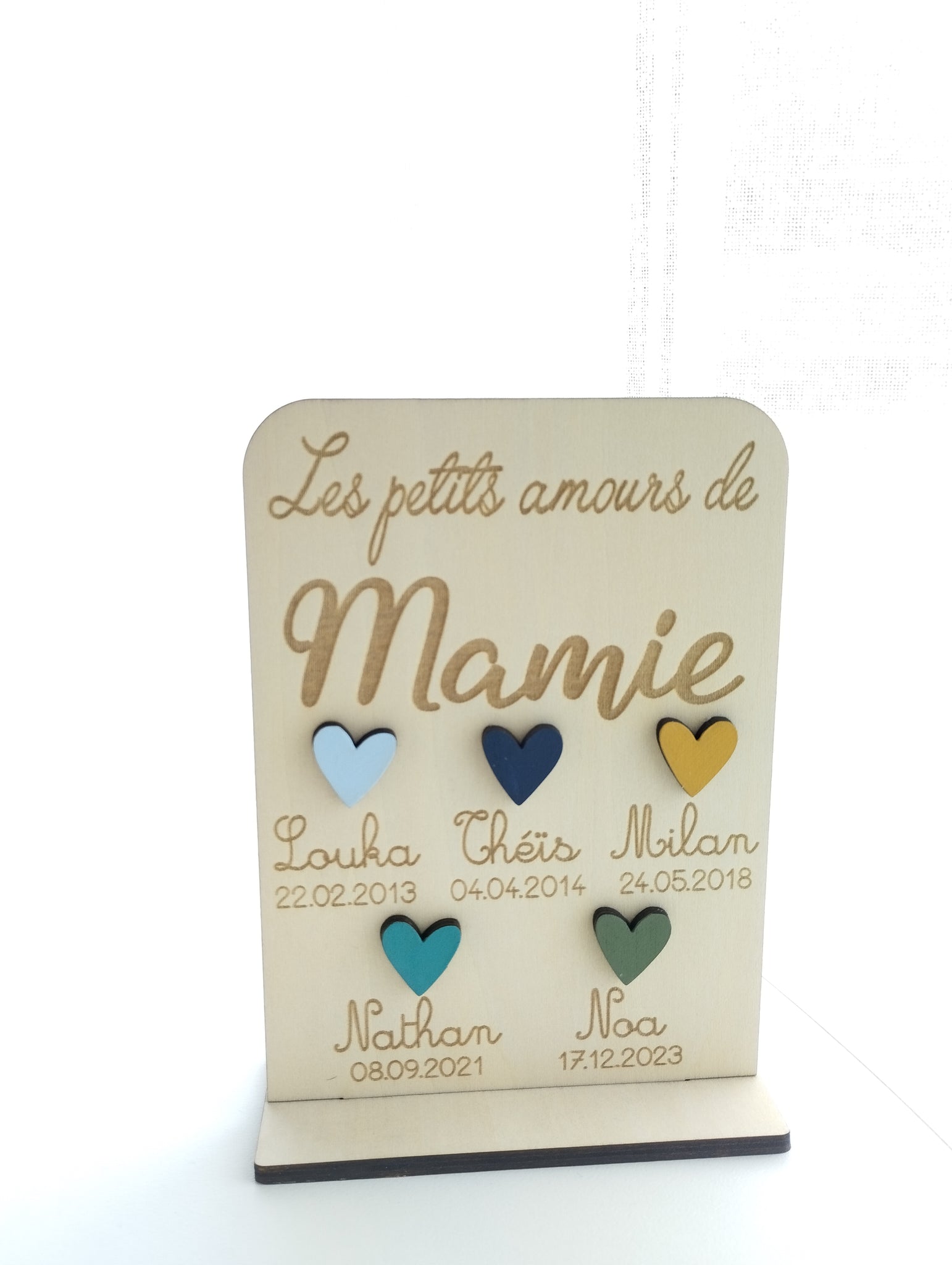 Pancarte "Les petits amours de Mamie" en bois naturel.