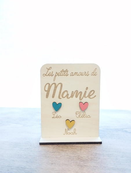 Pancarte "Les petits amours de Mamie" en bois naturel.