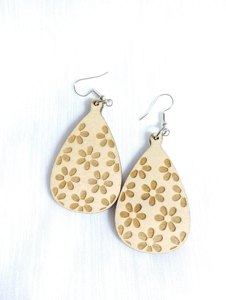 Boucles d'oreilles pendante "Fleurs gravées en bois" Boucles d'oreilles printanières
