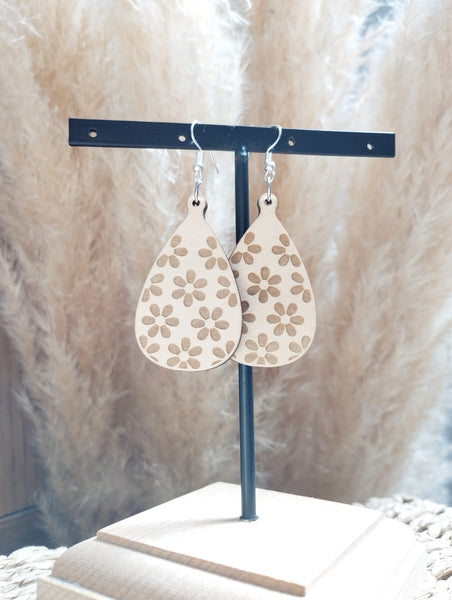 Boucles d'oreilles pendante "Fleurs gravées en bois" Boucles d'oreilles printanières