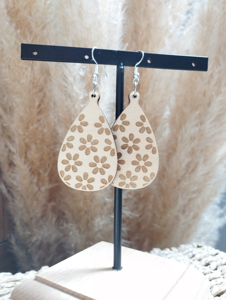 Boucles d'oreilles pendante "Fleurs gravées en bois" Boucles d'oreilles printanières