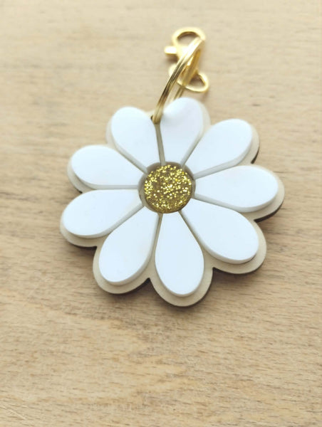 Porte clés Fleur blanche et doré / Fête des mères  / merci maitresse / mamie d'amour/ porte clef fleur personnalisable